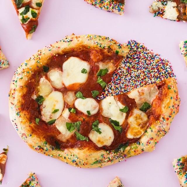 ตัวอย่าง ภาพหน้าปก:Funfetti Pizza เมนูพิซซ่ารูปแบบใหม่ เกล็ดน้ำตาลหลากสี รับประกันความเริ่ดขั้นสุดยอดจริงๆ!!