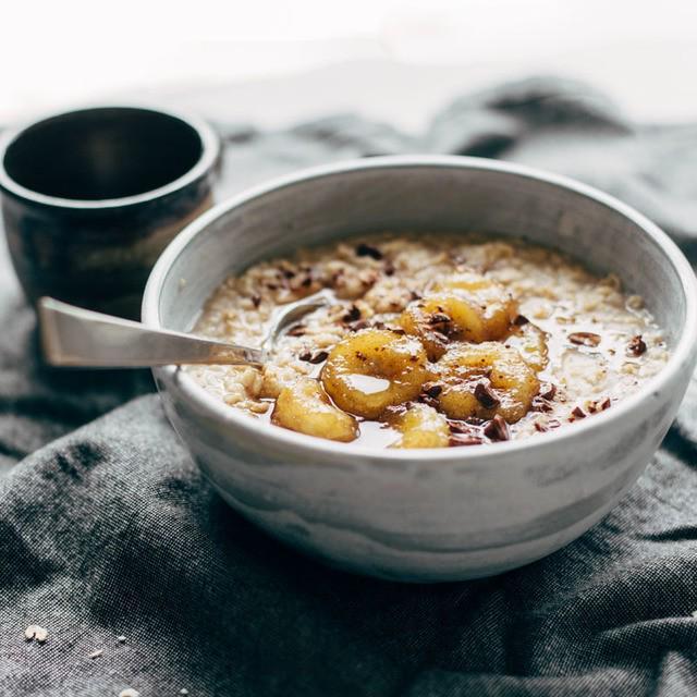 ภาพประกอบบทความ Caramelized Banana Oatmeal Breakfast เมนูข้าวโอ๊ตสูตรเด็ด อิ่มง่ายๆ สบายท้องต้อนรับยามเช้า