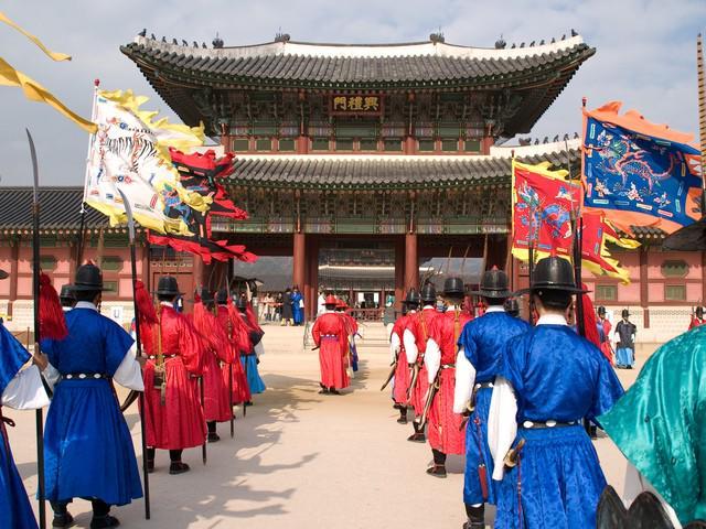 รูปภาพ:https://upload.wikimedia.org/wikipedia/commons/1/17/Korea-Gyeongbokgung-Guard.ceremony-11.jpg