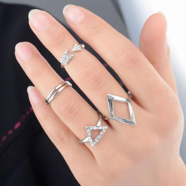 รูปภาพ:https://ae01.alicdn.com/kf/HTB1zHKKJFXXXXaQXXXXq6xXFXXXM/5pcs-set-Women-Grils-Lady-Joker-Set-auger-Arrows-Triangle-Joint-Five-Suit-font-b-Ring.jpg