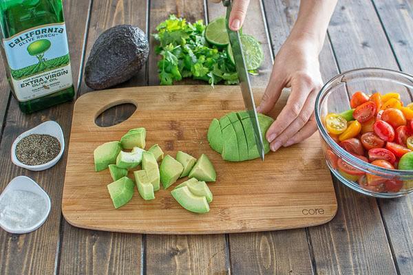 รูปภาพ:http://cooktoria.com/wp-content/uploads/2016/06/tomato-avocado-salad-3.jpg