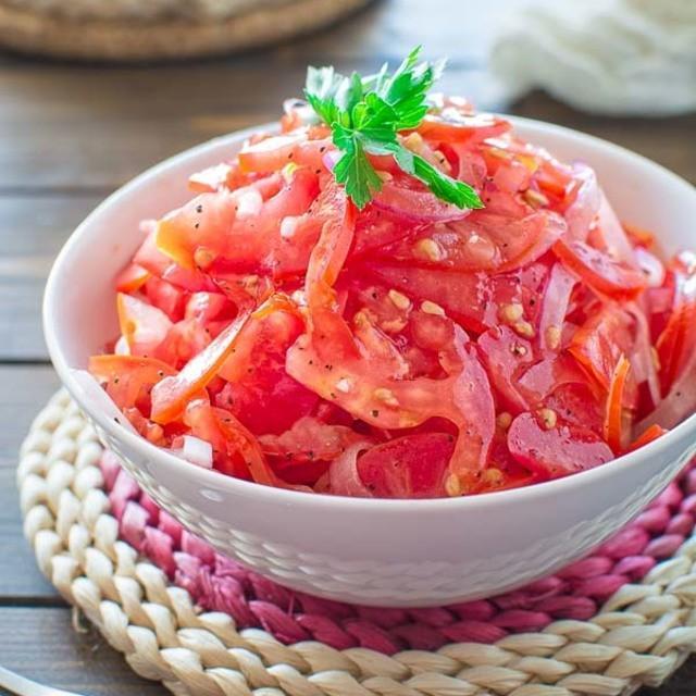 ภาพประกอบบทความ Perfect Tomato Salad สลัดมะเขือเทศสุดฟิน ไขมันต่ำ ทำง่ายๆ แต่รสชาติไม่ธรรมดา