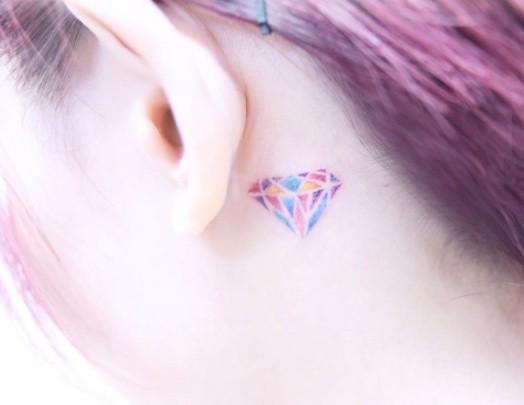 รูปภาพ:https://media-spiceee.net/uploads/content/image/37901/large_diamond-tattoo-behind-ear.jpg