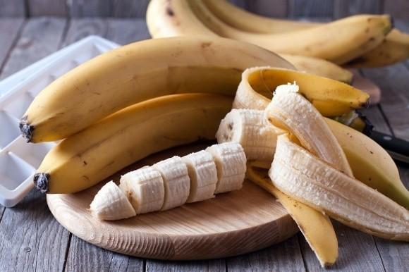 รูปภาพ:https://cdn.authoritynutrition.com/wp-content/uploads/2016/01/whole-and-sliced-bananas-on-board.jpg