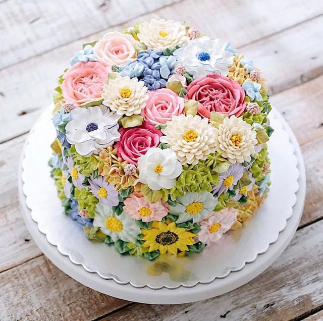 รูปภาพ:http://static.boredpanda.com/blog/wp-content/uploads/2017/03/spring-colourful-buttercream-flower-cakes-34-58d8bc3118a37__700.jpg