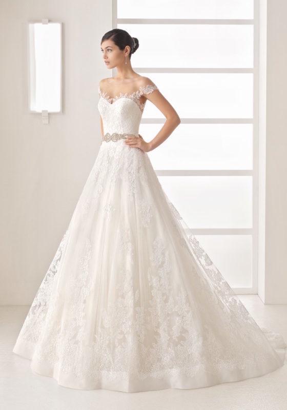 รูปภาพ:http://dfi5wu8thl82p.cloudfront.net/wp-content/uploads/2017/03/Two-By-Rosa-Clara-2017-enchanting-a-line-wedding-dress-with-romantic-lace-and-gemstone-embellished-belt-sexy-back-hong-kong-01-560x800.jpg
