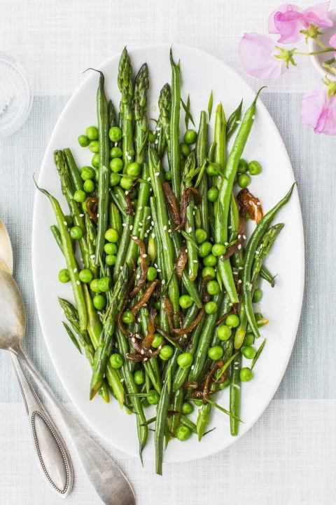 รูปภาพ:http://ghk.h-cdn.co/assets/17/10/480x720/gallery-1488915070-yossy-arefi-asparagus-beans-peas-0417.jpg