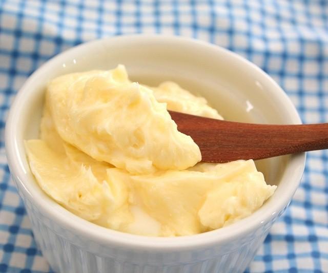 รูปภาพ:http://cf.alldayidreamaboutfood.com/wp-content/uploads/2012/08/Homemade-butter-5.jpg