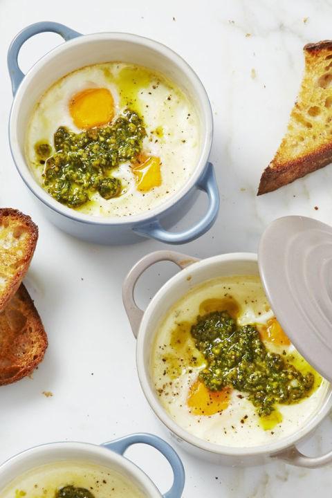 รูปภาพ:http://ghk.h-cdn.co/assets/17/11/480x720/gallery-1489678058-mike-garten-egg-ideas-mint-pesto-eggs-0417.jpg