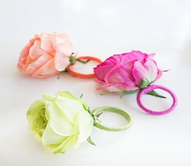 รูปภาพ:https://images.britcdn.com/wp-content/uploads/2017/02/DIY-Flower-Napkin-Ring-TheChic-copy.jpg