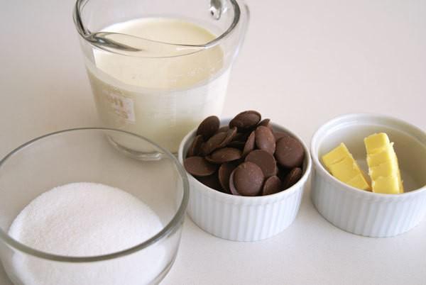 รูปภาพ:http://www.pastrypal.com/wp-content/uploads/2009/08/milk-chocolate-caramel-mousse-ingredients.jpg
