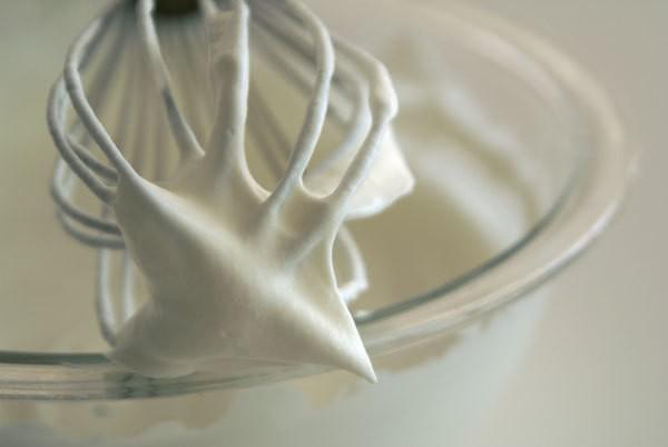 รูปภาพ:http://www.pastrypal.com/wp-content/uploads/2009/08/milk-chocolate-caramel-mousse-whipped-cream-whisk.jpg