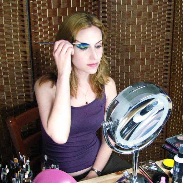 รูปภาพ:http://youqueen.com/wp-content/uploads/2014/10/Tal-Peleg-doing-her-makeup.jpg