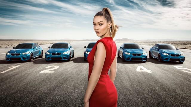 รูปภาพ:http://myhdwallpapers.org/wp-content/uploads/2017/12/Gigi-Hadid-Red-Dress-and-Blue-BMW-Cars-in-Desert.jpg