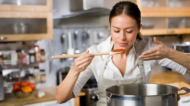 รูปภาพ:http://cdn.skim.gs/image/upload/v1456337763/msi/Woman-cooking-pasta-sauce_p8lzkf.jpg