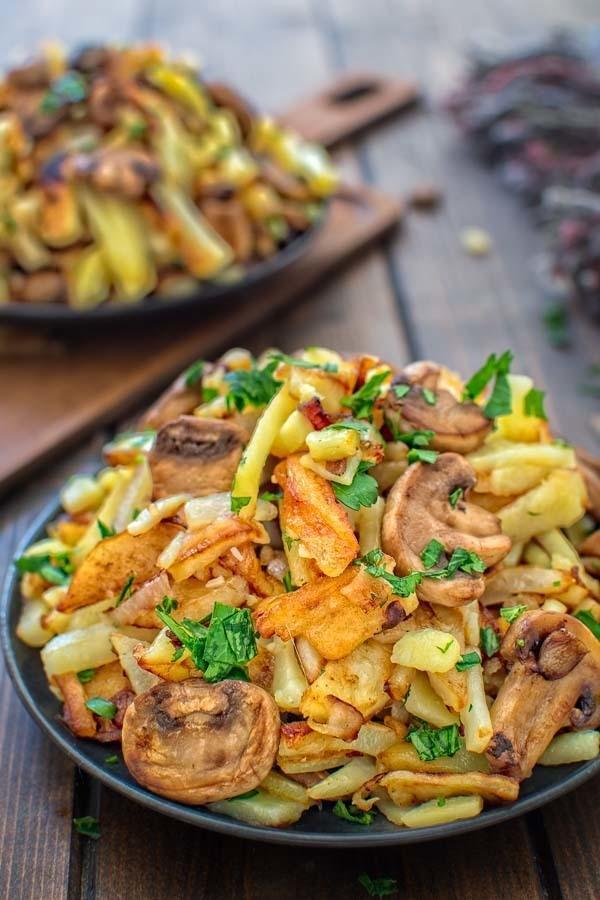 รูปภาพ:http://cooktoria.com/wp-content/uploads/2017/03/fried-potatoes-with-mushrooms-18.jpg
