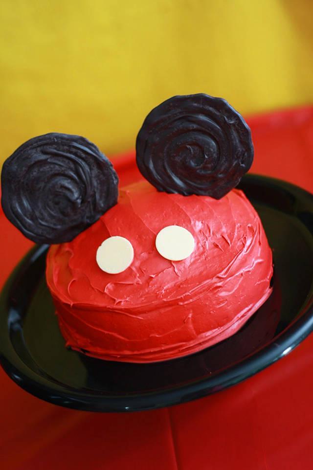 รูปภาพ:http://blog.chickabug.com/wp-content/uploads/2014/01/mickey-mouse-cake.jpg