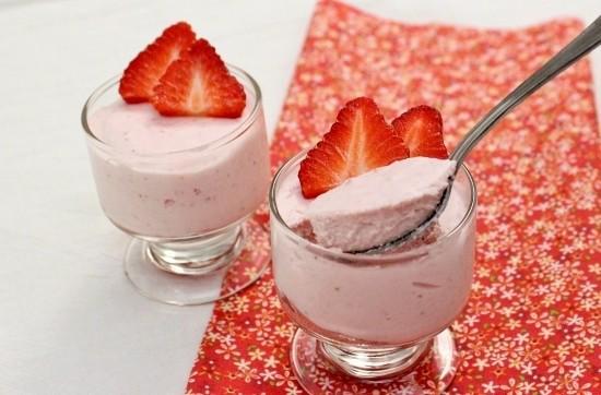 รูปภาพ:http://www.olgasflavorfactory.com/wp-content/uploads/2012/02/Strawberries-and-Cream-Mousse-2-550x362.jpg