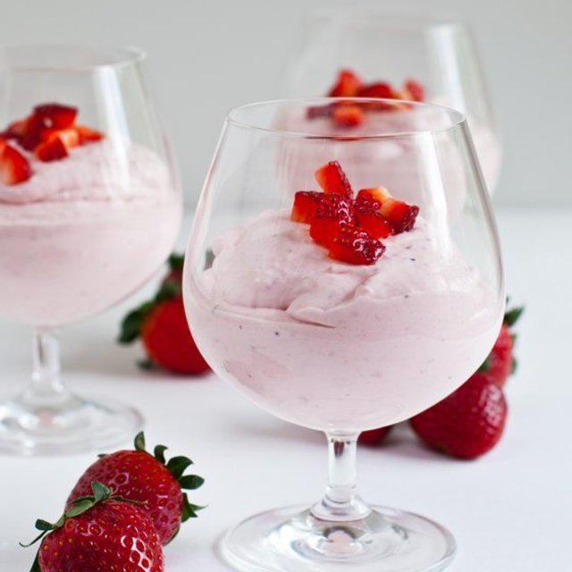 ตัวอย่าง ภาพหน้าปก:Strawberries and Cream Mousse มูสสตรอว์เบอร์รี่แสนอร่อย รสหวานมันจนต้องแชร์ให้เพื่อน!