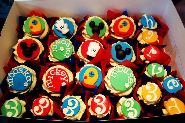 รูปภาพ:http://cupcakeideas.us/wp-content/uploads/2014/06/mickey-mouse-clubhouse-cupcakes-amazing.jpg