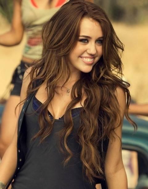 รูปภาพ:http://www.prettydesigns.com/wp-content/uploads/2013/12/Miley-Cyrus-Hairstyles-Stylish-Long-Curls.jpg