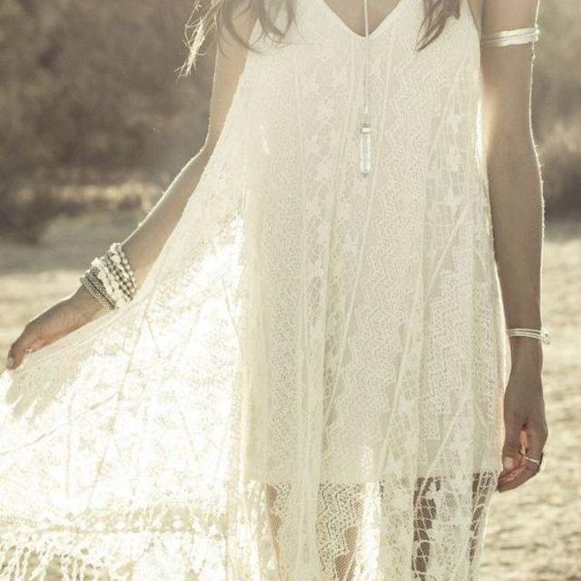 ภาพประกอบบทความ แฟชั่นหน้าร้อนสุดหวาน 'Boho White Dress' แต่งสวยเดินรับลมชายหาด!