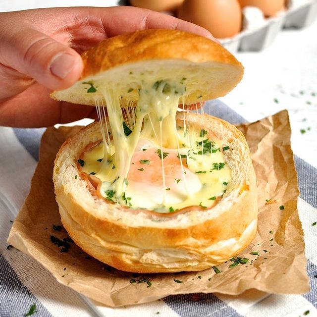 ภาพประกอบบทความ "ถ้วยขนมปังไข่ใส่แฮมชีส" ง่ายๆ กินได้แบบไม่ต้องใส่จาน !!