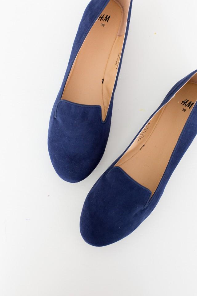 รูปภาพ:http://studiodiy.wpengine.com/wp-content/uploads/2016/02/DIY-No-Sew-Embroidered-Loafers-1.jpg