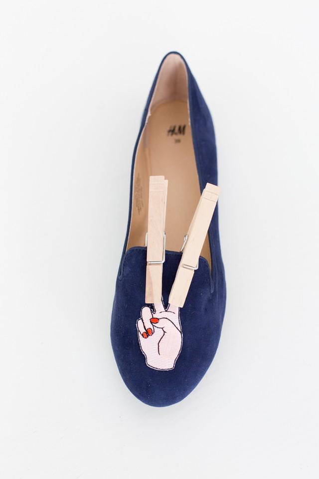 รูปภาพ:http://studiodiy.wpengine.com/wp-content/uploads/2016/02/DIY-No-Sew-Embroidered-Loafers-4.jpg