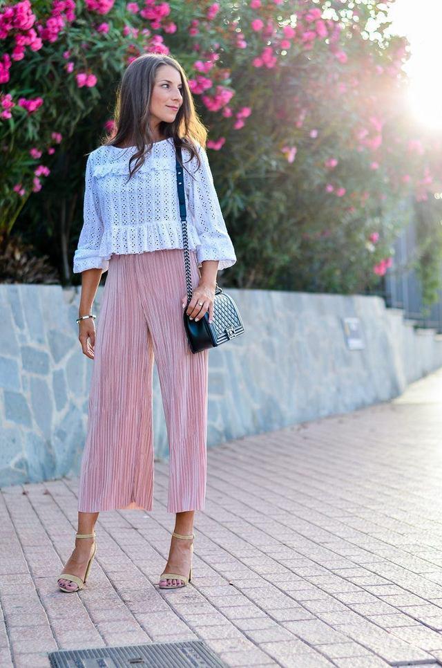 รูปภาพ:http://veja-du.de/wp-content/uploads/2017/02/pink-plissee-culotte-skirt-chanel-boy-bag-shirt-heels-outfit-fashion-blog-chic-elegant-boheme-800x1208.jpg