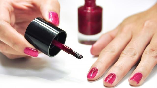 รูปภาพ:http://img2.thelist.com/img/gallery/hacks-to-make-your-manicure-last/pay-attention-to-your-coats.jpg