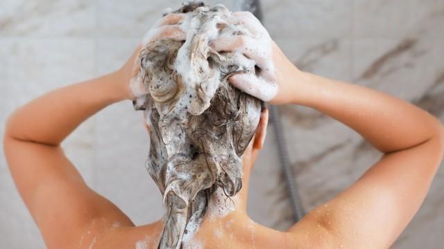 รูปภาพ:http://img3.thelist.com/img/gallery/surprising-reasons-your-hair-is-falling-out/not-shampooing-enough.jpg