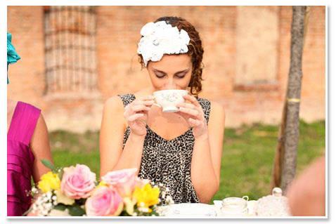 รูปภาพ:http://equallywed.com/wp-content/uploads/tea-party-themed-wedding-shower.jpg