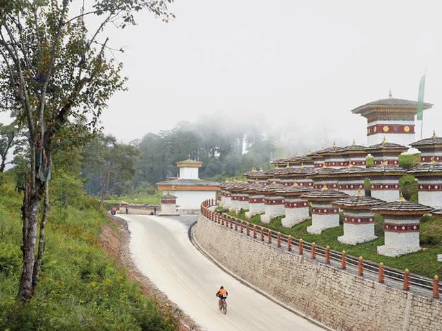 รูปภาพ:https://www.nytimes.com/.../bhutan-bicycle-gross-national-happiness.html