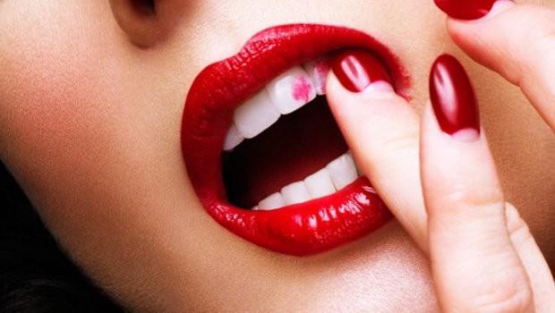 รูปภาพ:http://fustany.com/images/en/content/header_image_Seven-tricks-to-prevent-lipstick-from-staining-your-lips-fustany-beauty-makeuo-main-image.jpg