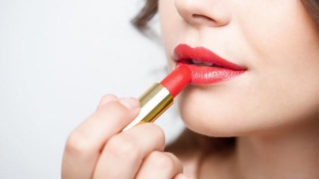 รูปภาพ:http://img2.thelist.com/img/gallery/8-lipstick-mistakes-youre-probably-making/youre-applying-lipstick-over-chapped-lips.jpg