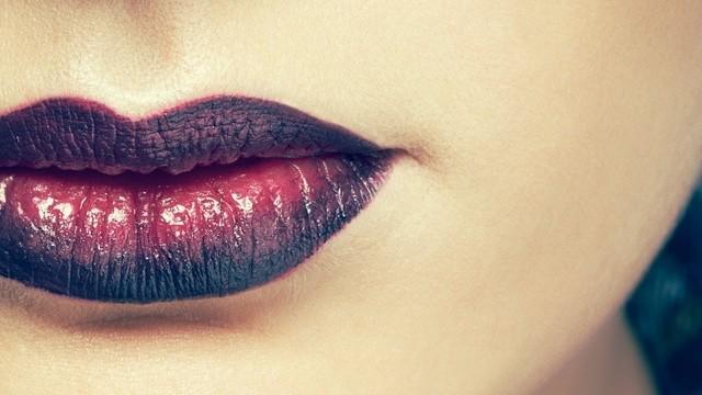 รูปภาพ:http://img2.thelist.com/img/gallery/8-lipstick-mistakes-youre-probably-making/your-lip-liner-is-too-dark.jpg