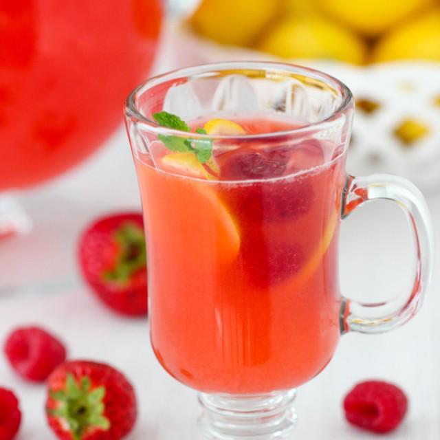 ภาพประกอบบทความ Berry Pink Lemonade เมนูน้ำมะนาวรสเบอร์รี่ สีแดงสดใส หอมหวานชื่นใจซะไม่มี!!