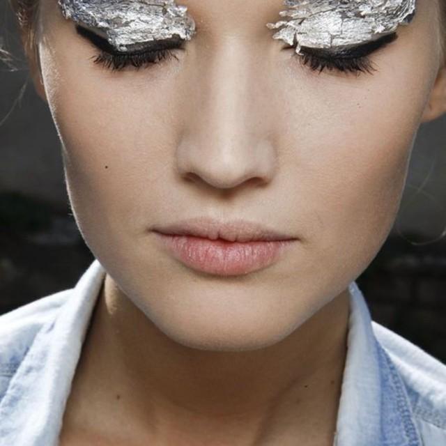 ตัวอย่าง ภาพหน้าปก:20 ไอเดียแต่งหน้า "Crazy Silver Makeup" สีเงินวิบวับสุดล้ำ มาเพิ่มประกายสวยให้ใบหน้ากันเถอะ!