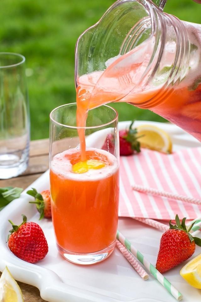 รูปภาพ:https://images.britcdn.com/wp-content/uploads/2017/04/Spiked-strawberry-basil-lemonade-6.jpg?fit=max&w=800