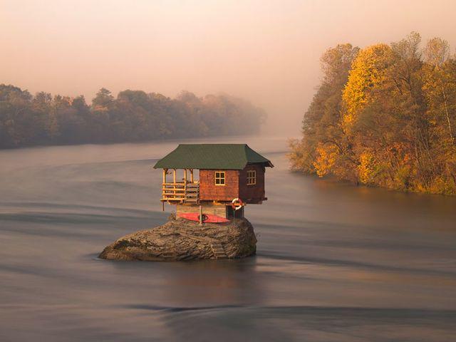 รูปภาพ:https://freeyork.org/wp-content/uploads/2014/08/River-House-Serbia-1.jpg