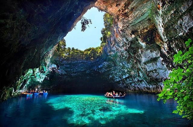 รูปภาพ:https://freeyork.org/wp-content/uploads/2014/08/melissani-cave-greece-2.jpg