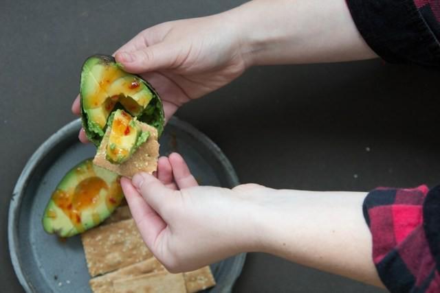 รูปภาพ:https://i0.wp.com/www.sugarpickles.com/wp-content/uploads/2015/05/avocado-snack-with-crackers-and-chili-paste-6-1024x683.jpg?resize=1024%2C683