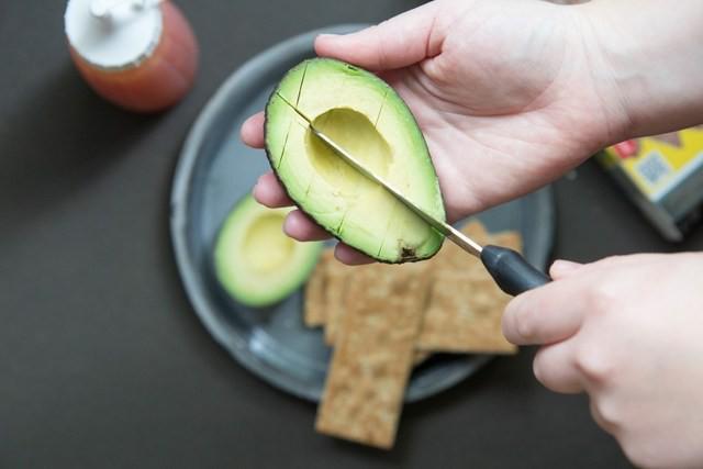 รูปภาพ:https://i0.wp.com/www.sugarpickles.com/wp-content/uploads/2015/05/avocado-snack-with-crackers-and-chili-paste-3-1024x683.jpg?resize=1024%2C683