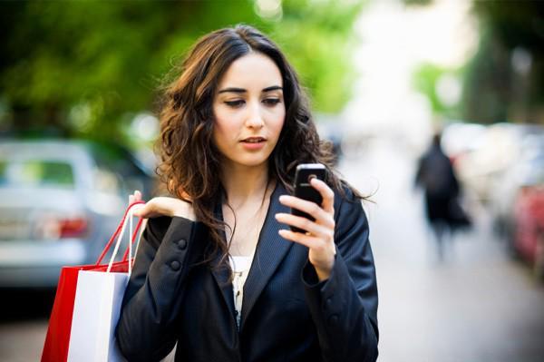รูปภาพ:http://www.tradenews.sg/wp-content/uploads/2015/01/woman-running-errands-smartphone.jpg