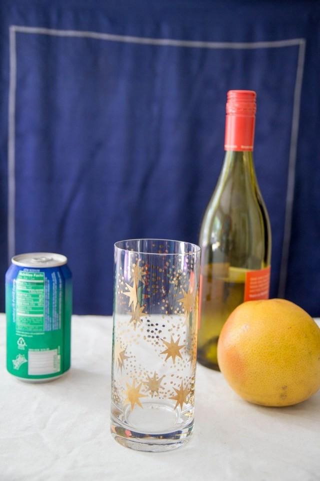 รูปภาพ:https://i0.wp.com/www.sugarpickles.com/wp-content/uploads/2015/04/grapefruit-wine-spritzer-683x1024.jpg?resize=683%2C1024