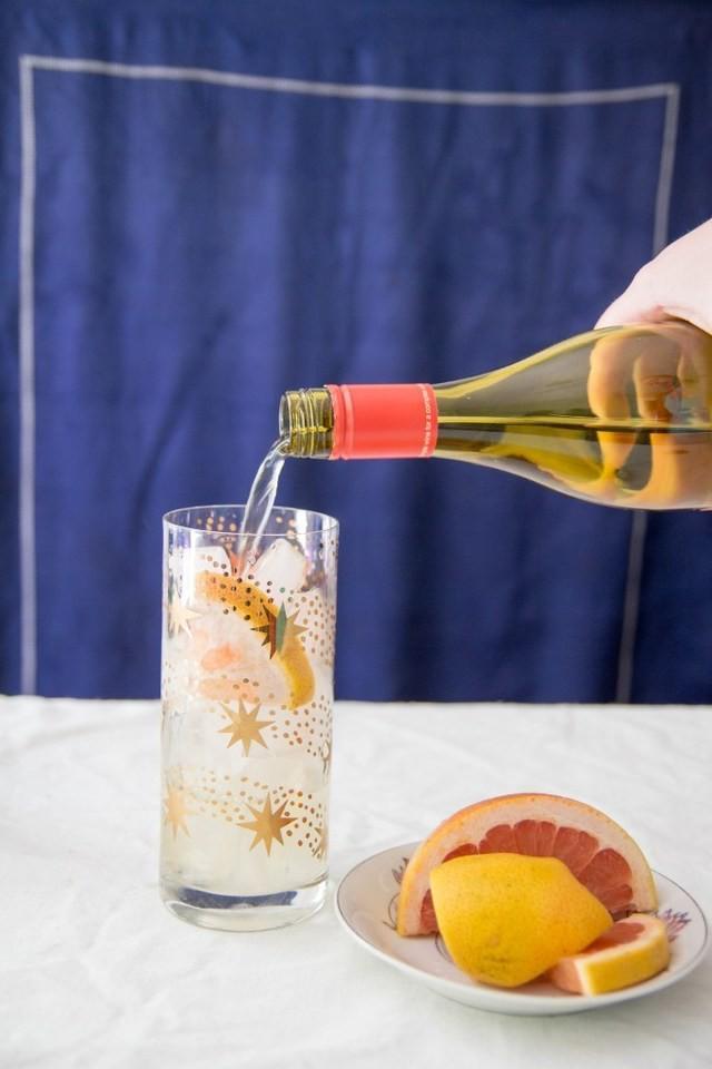 รูปภาพ:https://i0.wp.com/www.sugarpickles.com/wp-content/uploads/2015/04/grapefruit-wine-spritzer-4-683x1024.jpg?resize=683%2C1024