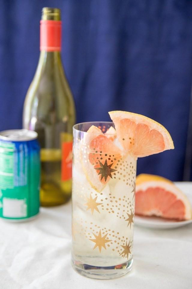 รูปภาพ:https://i2.wp.com/www.sugarpickles.com/wp-content/uploads/2015/04/grapefruit-wine-spritzer-9-683x1024.jpg?resize=683%2C1024