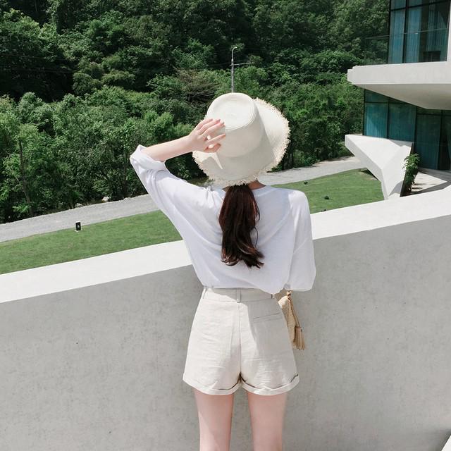 ภาพประกอบบทความ ส่องไอเดีย มิกซ์แอนด์แมทช์ 'เสื้อผ้าสีขาว' สวยหวานมีมาด ได้ลุคคุณหนูสุดๆ