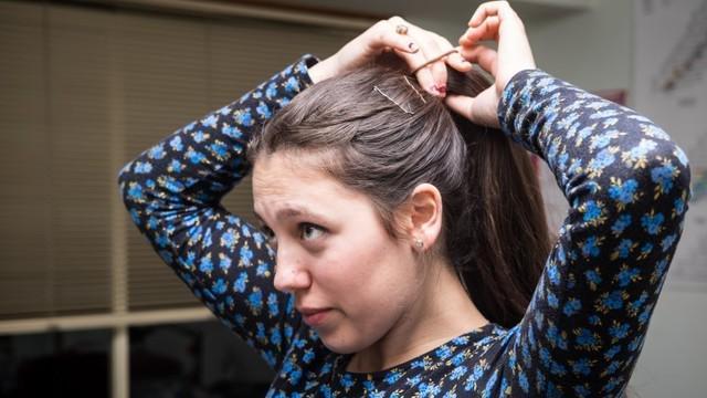 รูปภาพ:http://img4.thelist.com/img/gallery/signs-its-time-to-cut-your-hair/youre-always-tying-your-hair-up.jpg